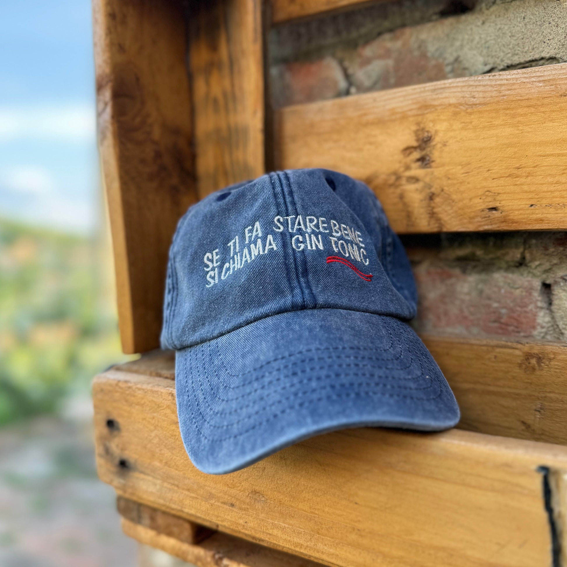 cappello blu navy con scritta ricamata "se ti fa star bene si chiama gin tonic"