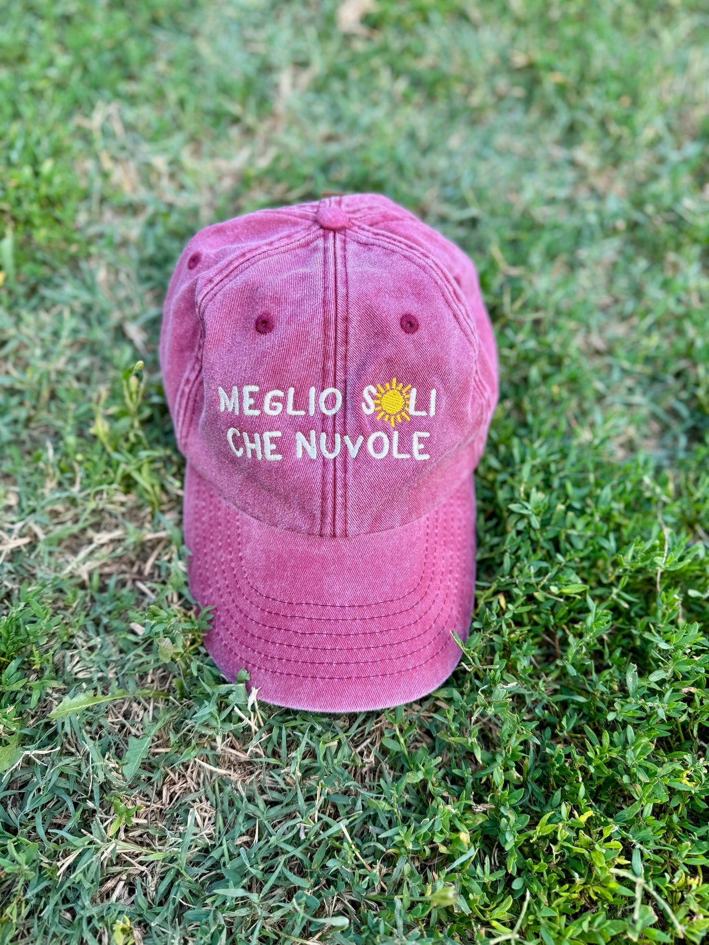 cappello bordeaux con scritta ricamata "meglio soli che nuvole"