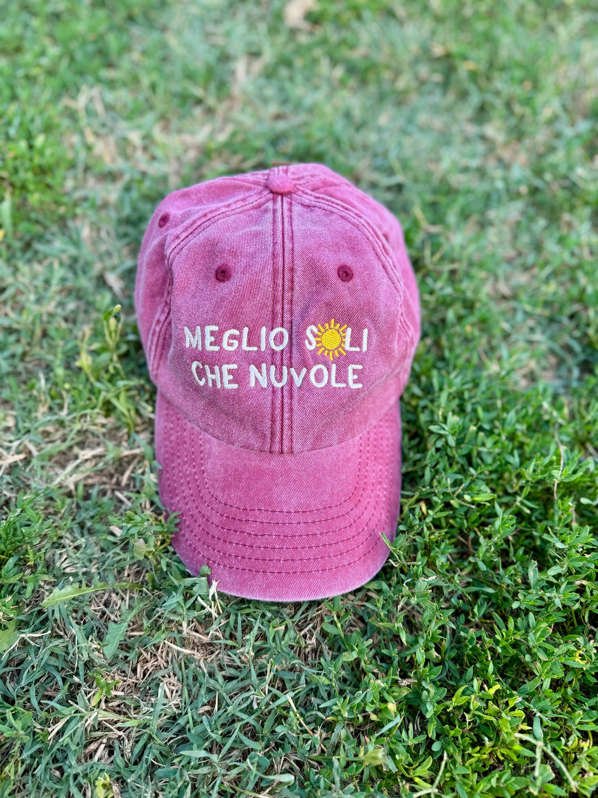 cappello bordeaux con scritta ricamata "meglio soli che nuvole"